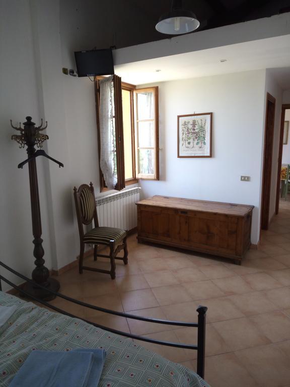 הוילה מונטלופו פיורנטינו Agriturismo Il Cavallone מראה חיצוני תמונה